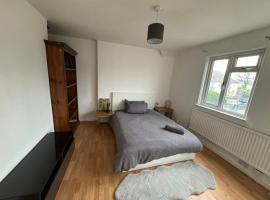 Waltham Cross Rooms, homestay in Cheshunt