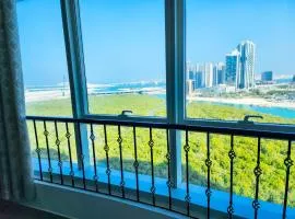 Huge water front 1BR Apt with 2 Sofa Beds+King Bed in Alreem Island