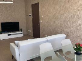 Lovely three bedroom penthouse (Privilege suite ), хотел в San Ġwann