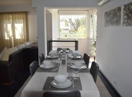 BFF - Beach Family and Friends, hotel in Carcavelos