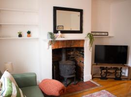 Characterful Cottage - Sleeps 6 - Parking - High Street, hotel en Marlborough