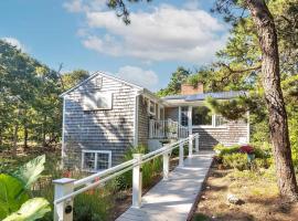 Short walk to Bayside Beach, Cottage in Eastham