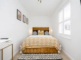 Stunning modern space in Hove & free parking