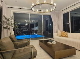 Luxury Hampton House with Heated pool، فندق في Narellan