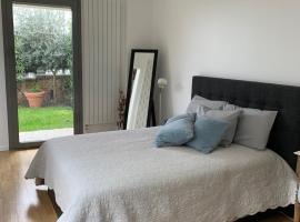 Chambres dans maison d'architecte, hotelli kohteessa Suresnes
