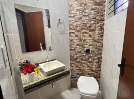 Sobrado 4 quartos - c/ piscina e churrasqueira, hotel in Rondonópolis