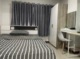 บ้านครูกอล์ฟ: Kanchanaburi şehrinde bir otel