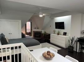 Bright, Private, Peaceful Suite with Retail Conveniences Steps Away, semesterboende i Toronto