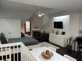 Bright, Private, Peaceful Suite with Retail Conveniences Steps Away, location de vacances à Toronto