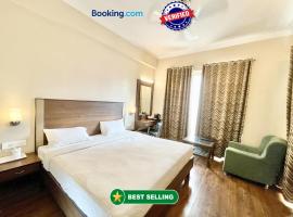 HOTEL JANHVEE INN ! VARANASI - Forɘigner's Choice ! fully Air-Conditioned hotel with Parking availability, near Kashi Vishwanath Temple, and Ganga ghat: Varanasi şehrinde bir otel