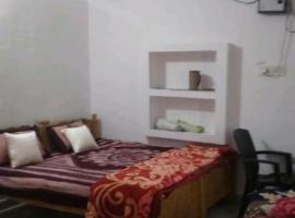 happy khajuraho home stay, hotel pre rodiny v destinácii Mesto Khadžuráho