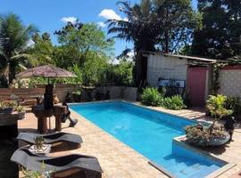 Villa Blue Point - Chácara com piscina e 4 quartos, hytte i Vila Velha