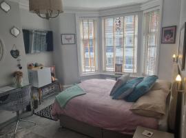 TIFFY'S PLACE Adult Guest House, bed and breakfast en Blackpool