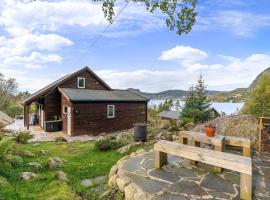 Sjarmerende hytte nær sjøen - 4 soverom, cabaña o casa de campo en Strand