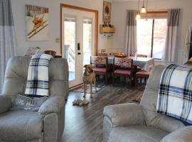 Cozy Cabin Walkable to Beech Mt Resort, cabin in Beech Mountain