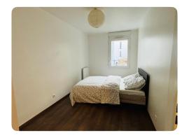 Chambre spacieuse et lumineuse, homestay in Nanterre