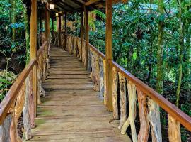 Refugio del Bosque CABAÑAS Y GLAMPING, viešbutis mieste Guácimo
