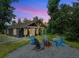 Cute Cabin in the Woods, hotel with parking in Surry