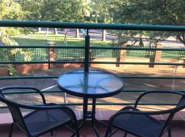 Palm29 at Sunset Mews, Grand Palm - self catering appartment - Your Ideal Getaway for Work or Relaxation, hotel s parkov&aacute;n&iacute;m v destinaci Gaborone