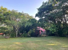 Bungalow “El Gallinero”, hotel in Comala