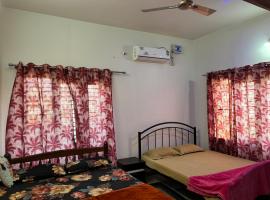 Queen Bedroom & Living Room for Decent Friends & Families, huvila kohteessa Chāmundi