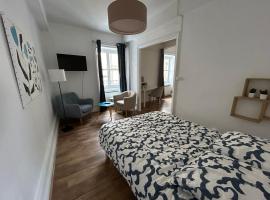 Appartement Cosy Charme Ancien, готель з парковкою у місті Thizy-les-Bourgs