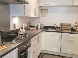 3 Bedroom Home Near Windsor Castle, Legoland, & Heathrow, dovolenkový dom v destinácii Slough