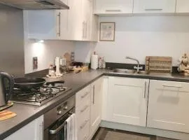 3 Bedroom Home Near Windsor Castle, Legoland, & Heathrow