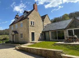 Luxury farmhouse in secluded Cotswold valley, vakantiehuis in Uley