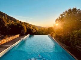 Maison du Caroux, with a pool with an amazing view, hotel with parking in Saint-Martin-de-lʼArçon