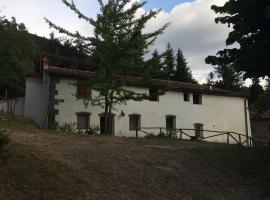 Casa nel bosco a 10 minuti da Pistoia, hotel v destinaci Corbezzi