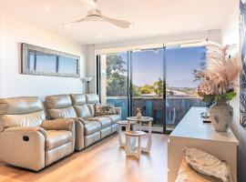 Ocean Views 2-Bed Apartment Minutes from Beach, parkolóval rendelkező hotel Collaroyban