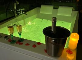 La Casa d'Ailleurs BERRY SEJOURS，沙托魯的山林小屋