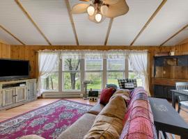 Riverside Serenity- A Picturesque Retreat cottage, hotel con estacionamiento en Shenandoah