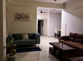 Casa Paradis- secure, cozy& peaceful paradise in heart of most happening colony, apartamento em Jaipur