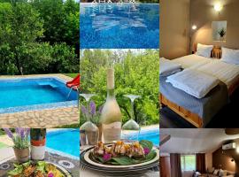 Orehite-Family Hotel ,Food & Pool, къща за гости в Bozhichen