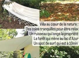 AigaSurfHouse, ξενοδοχείο στο Azur