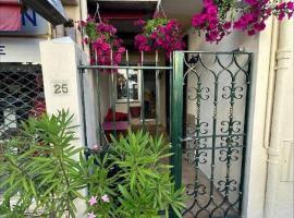 CREW KEY WEST, hostel u gradu 'Antibes'