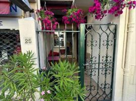 CREW KEY WEST, hostel en Antibes