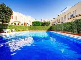 Villa Magerit, entire home 5 minutes easy walk to sandy beach