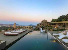 Mansion with sea and rocks view, housekeeper, breakfast, hotel en Bitez