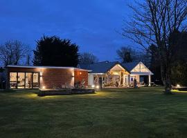 Secluded Country Bungalow Ballinrobe, ξενοδοχείο με υδρομασάζ σε Ballinrobe