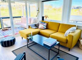 Dejligt sommerhus med udsigt over fjorden, hotel v destinaci Løgstrup