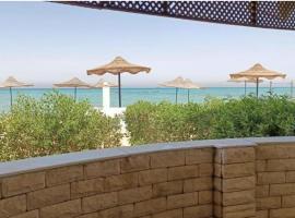 شاليه فيلا فندقي سياحي علي البحر مباشرة بحديقة خاصة, lejlighedshotel i Ras Sedr