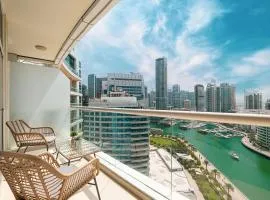 Luxury 1BR at Dubai Marina: Stunning Marina Views, Pool & Gym