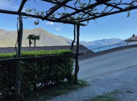 Beautiful small apartment with Lago Maggiore view, בית חוף בבריסאגו