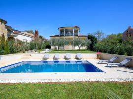 Charming Villa Lavanda with pool, Hotel in Kukci