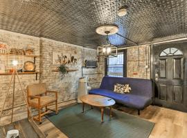 1850s historic Row House 7min train to NYC with private backyard, αγροικία σε Jersey City