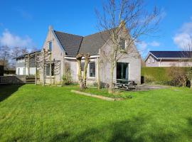 Holiday Home Friesland near the Wadden Sea with Wifi and 3 Bedrooms, hótel í Tzummarum