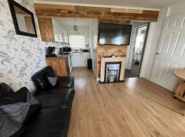 Signature, Scratby - Two bed chalet, sleeps 7, free Wi-Fi, free entry to onsite clubhouse - pet friendly, hotel v destinácii Scratby